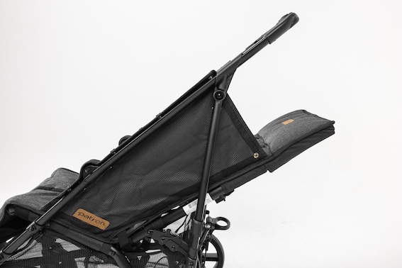 Close up image of the Patron Piper Comfort and it's reclined back. The push handle is above the head support.