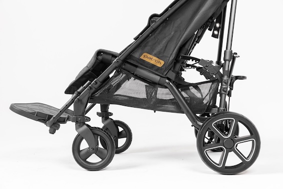 Close up image of the storage basket, four wheels and foot support of the Patron Piper Comfort.