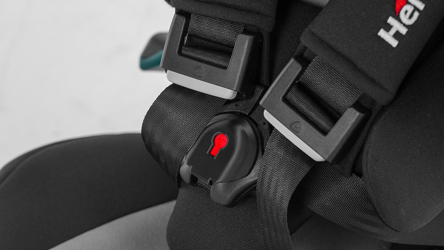 Close up of IPAI MAX anti-escape buckle option for added safety.
