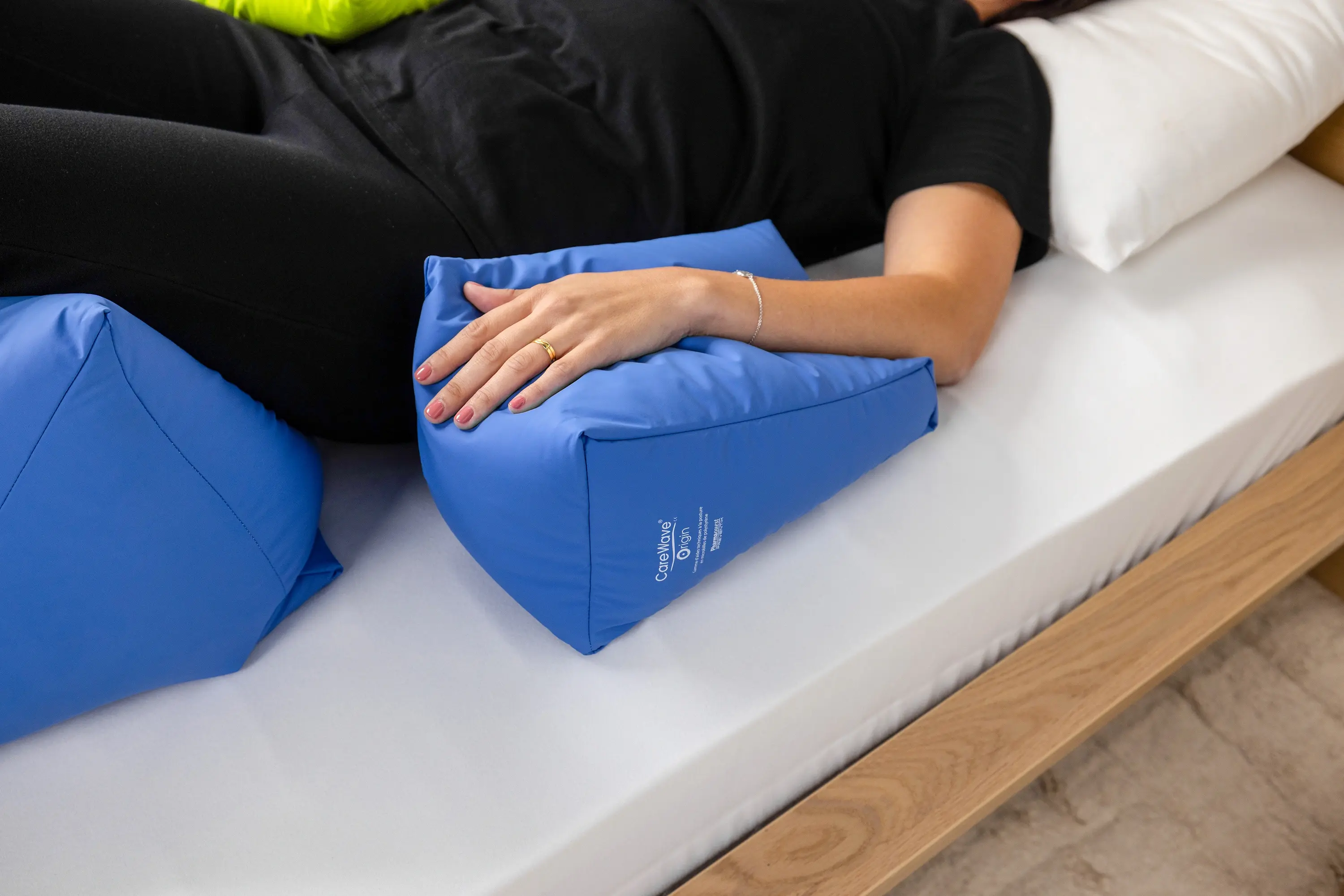 Normal-Pillow-Blue-Large-Delta-Green-Delta-Universal-Small-Cushion-Blue-Pommel-Ab