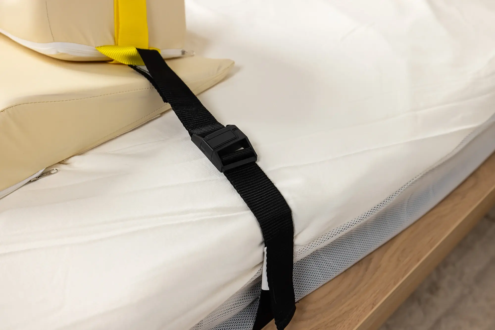 webp-Velcro-Sheet-with-Airmantle-and-Cooling-Sheet-and-Lowzone-Cushions-Medium-Horsehoe-Rolling-Monoblok-and-Wedge-with-Monoblok-Safety-Strap- (1)