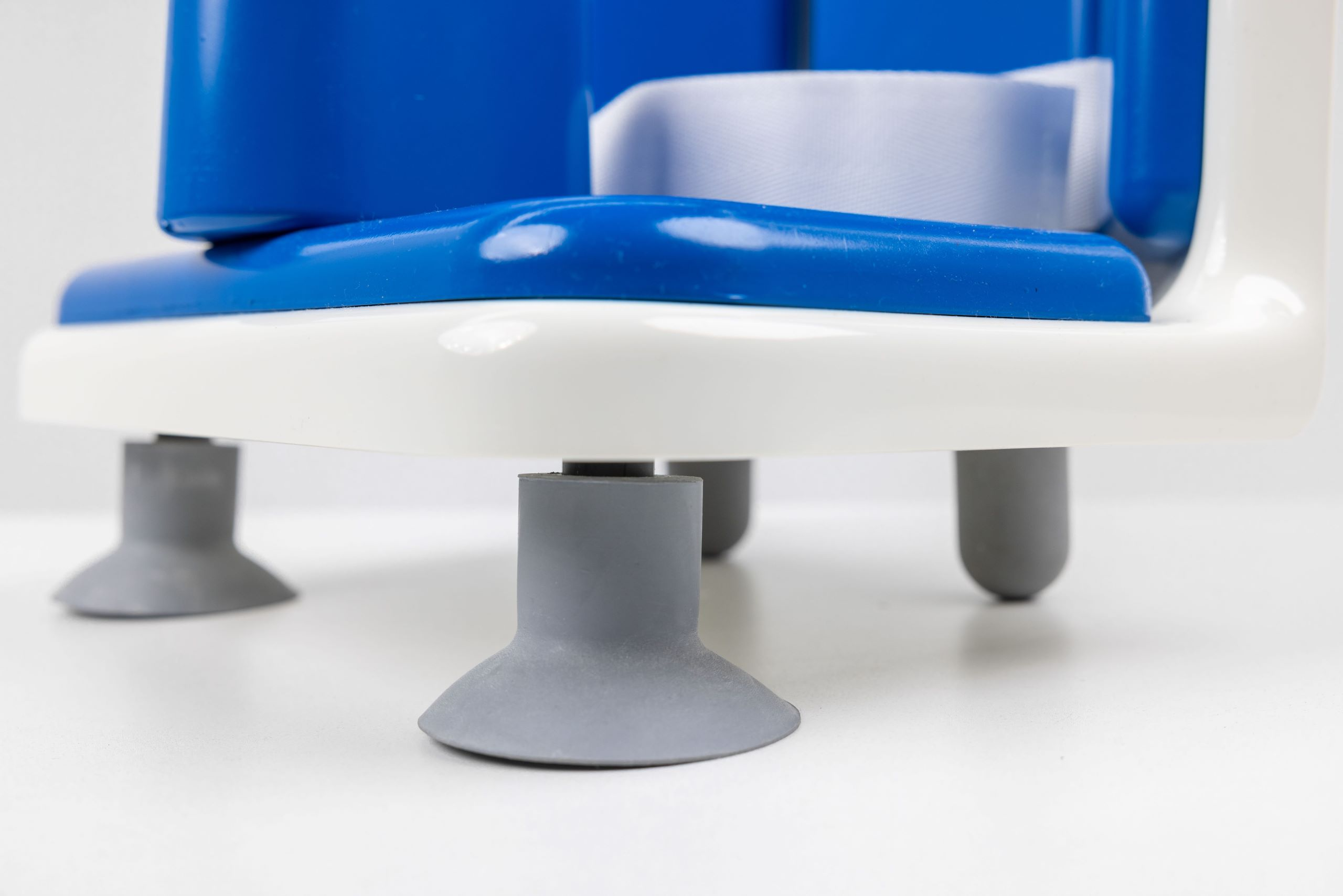 Bath-Corner-Chair-Benefits-12-Base-Suction-Pads