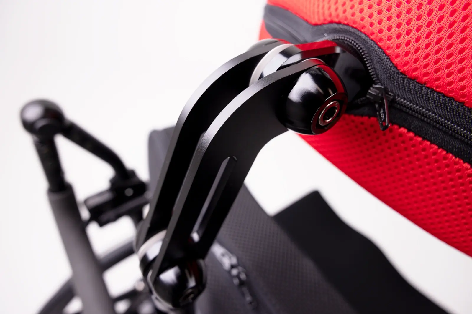 Photo highlighting the lightweight aluminium design of the Spex Stylo 130 mount, enabling secure and precise head positioning.