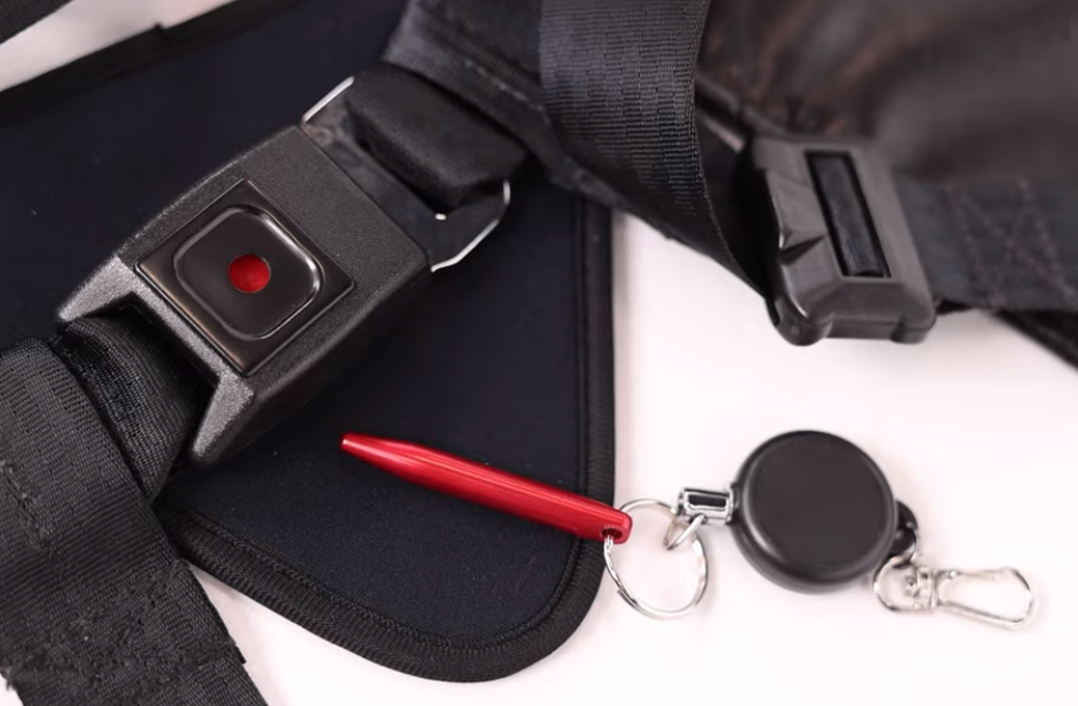 Zoomed up image of pen popper buckle with pen.