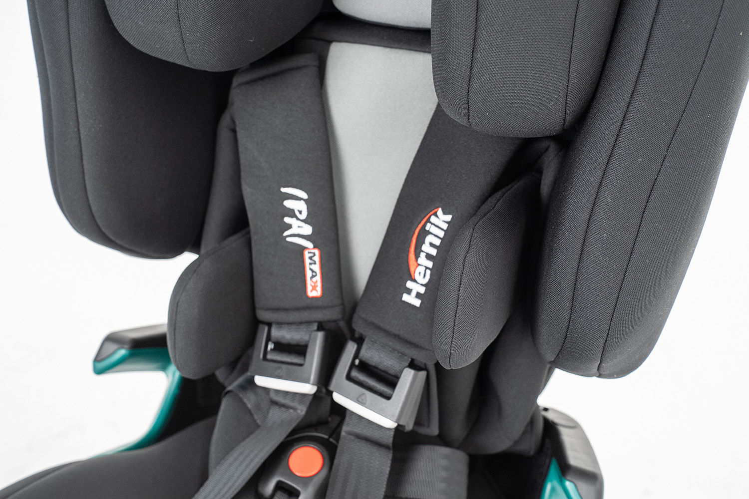 Close up of IPAI MAX 5 point black harness with IPAI and Hernik branding visable.